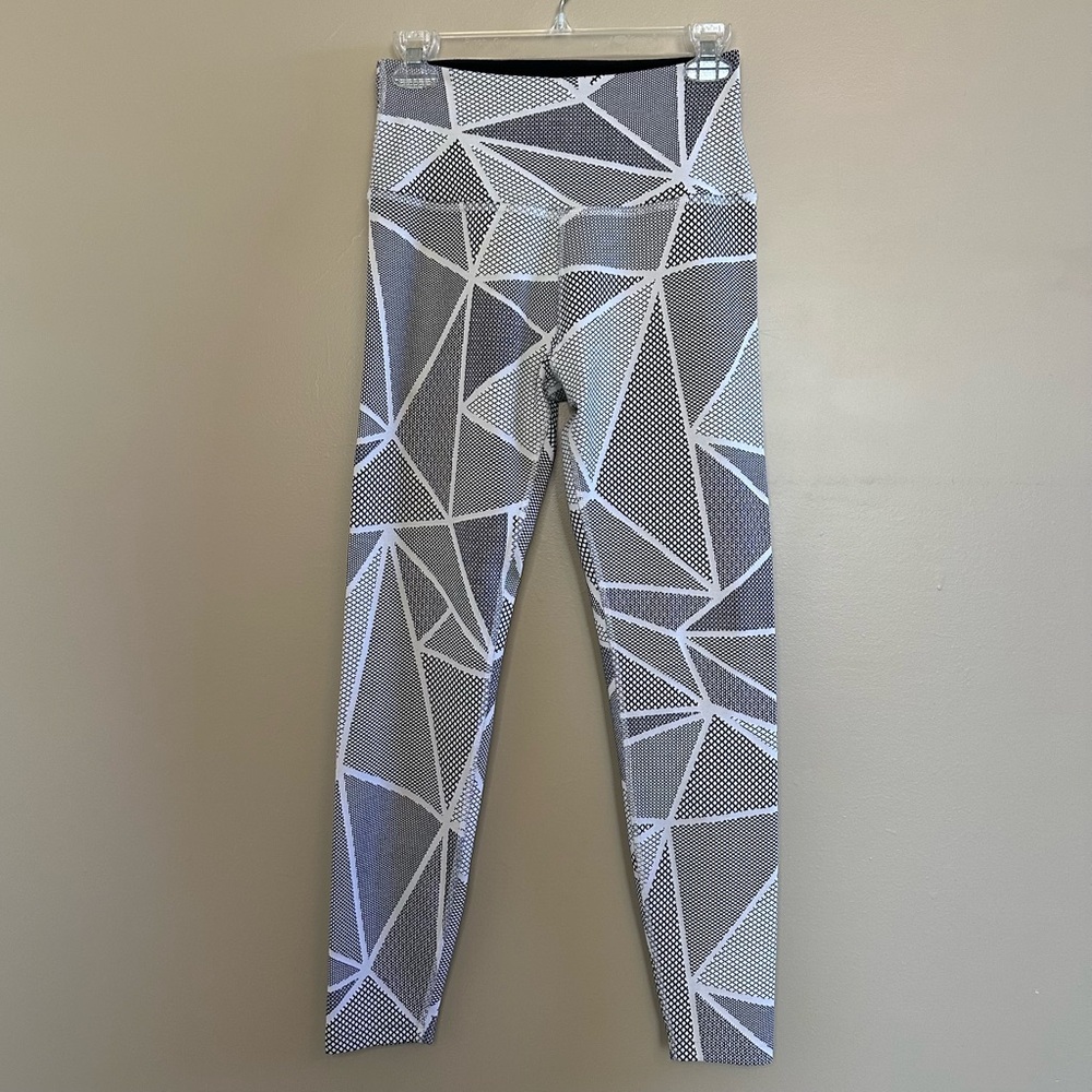 Beyond Yoga Geometric Patterned Leggings- L
WHITE ONLY